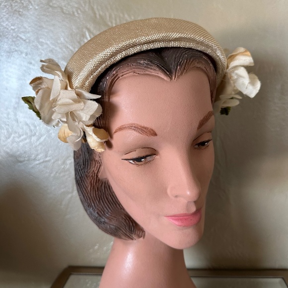 ATTRACTIVE 1950s\' PALE GOLD STRAW JULIET  CAP WITH MATCHING FABRIC FLOWERS main image 6